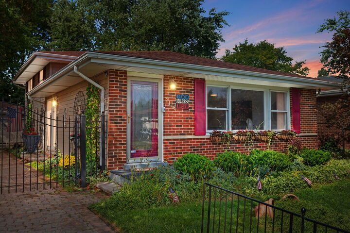 Property Photo:  2176 N Westmoreland Drive  IL 60074 