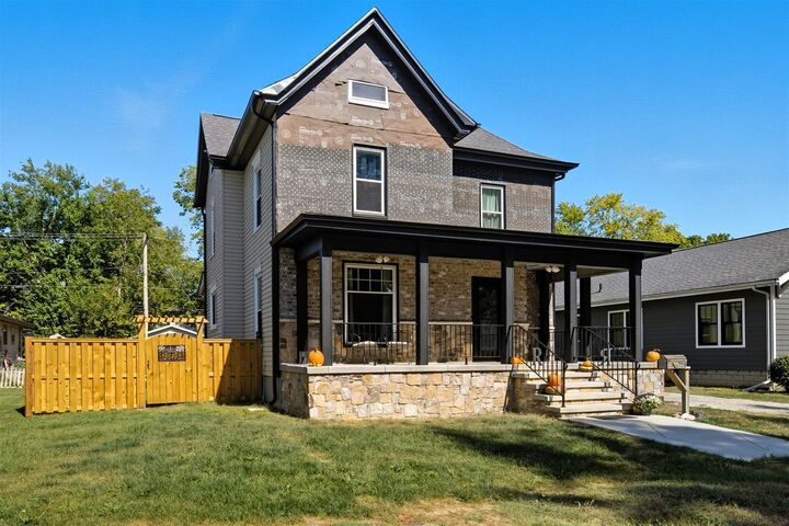 Property Photo:  319 W Moulton Street  IL 61764 