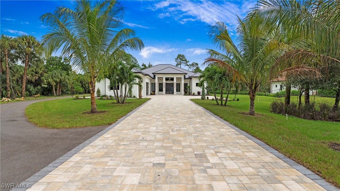 Property Photo: 652 15th Street SW FL 34117