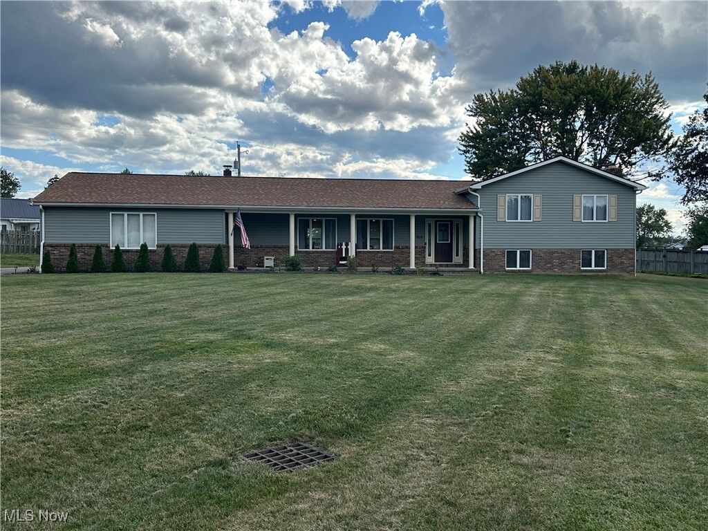 Property Photo: 464 Coventry Circle OH 43701