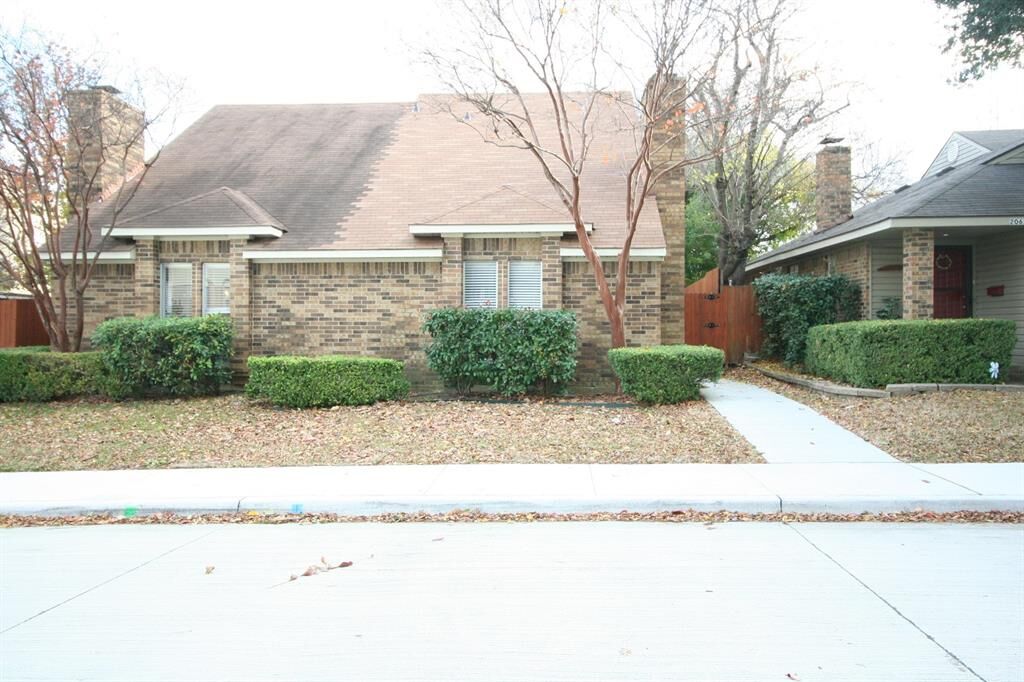Property Photo: 2064 Embassy Way TX 75006