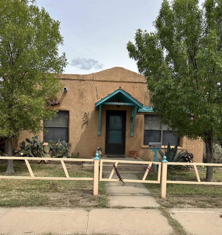 Property Photo:  1522 New York Ave  NM 88310-3923 