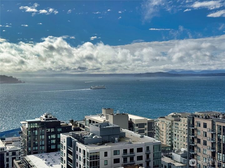 Property Photo:  2621  2nd Avenue 1005  WA 98121 