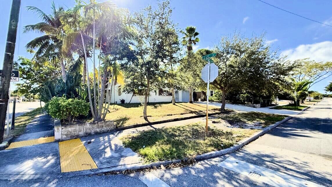 Property Photo:  802 Lytle Street Main  FL 33405 