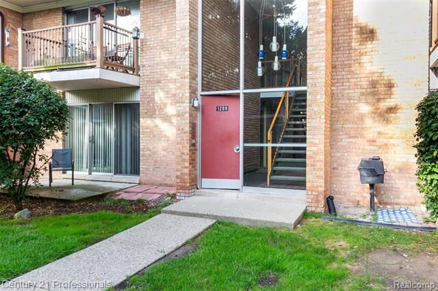 Property Photo:  1233 Island Drive 203  MI 48105 