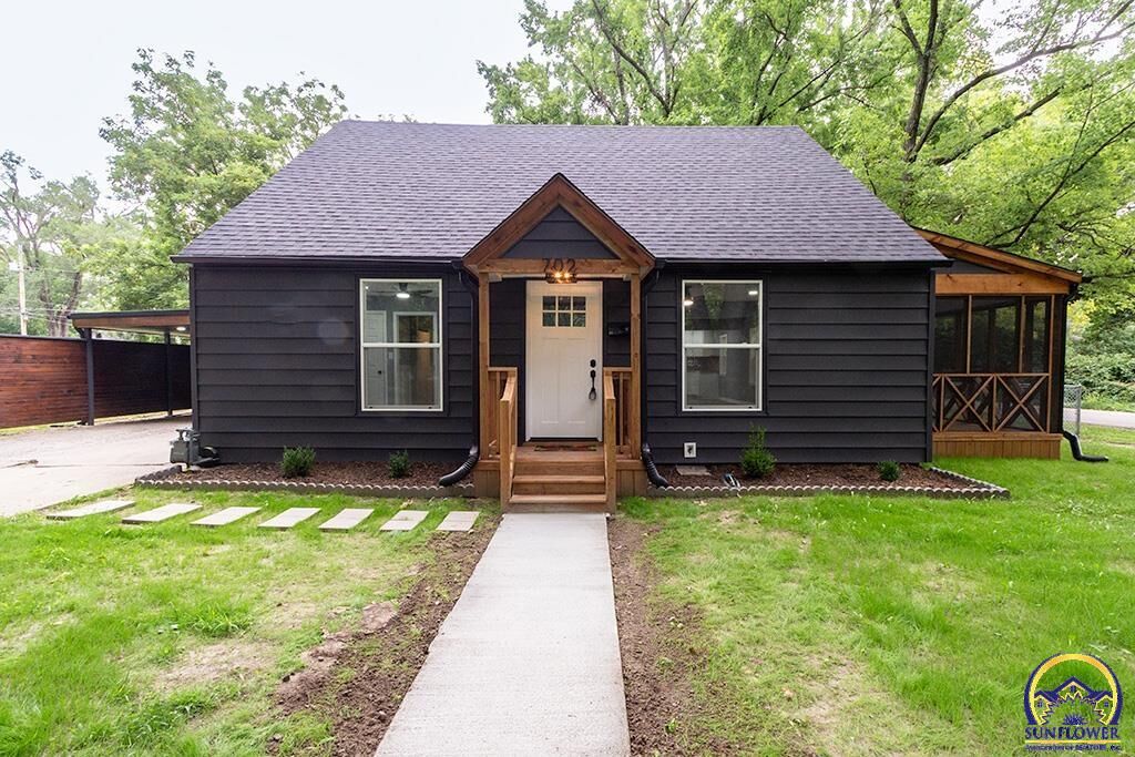 Property Photo: 702 NE Winfield Ave KS 66616