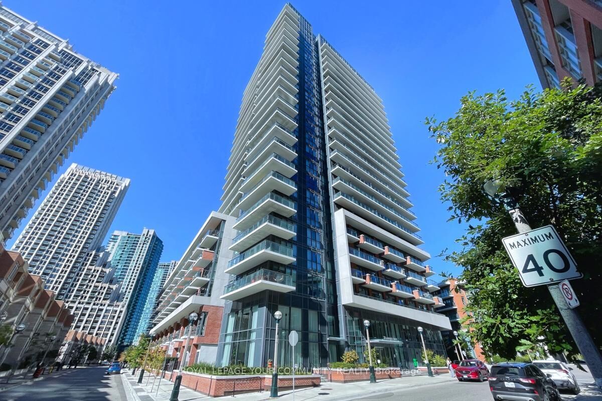 Property Photo:  38 Iannuzzi Street 1706  ON M5V 0S2 