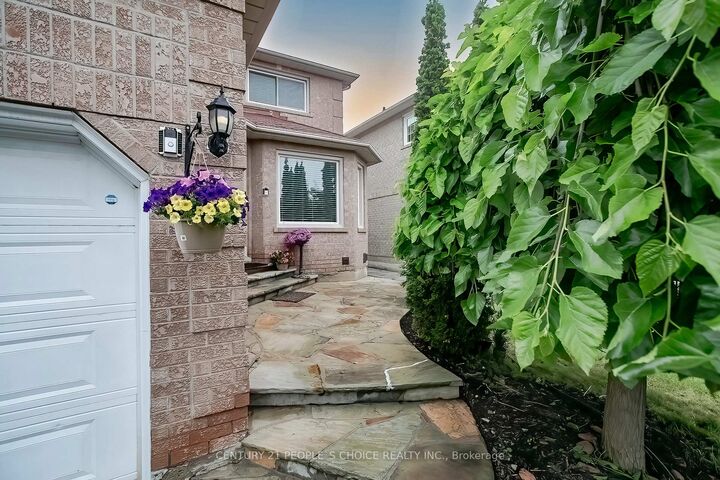 Photo de la propriété: 24 Vivians Crescent ON L6Y 4V1