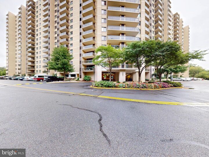 Property Photo: 307 Yoakum Parkway 1215 VA 22304