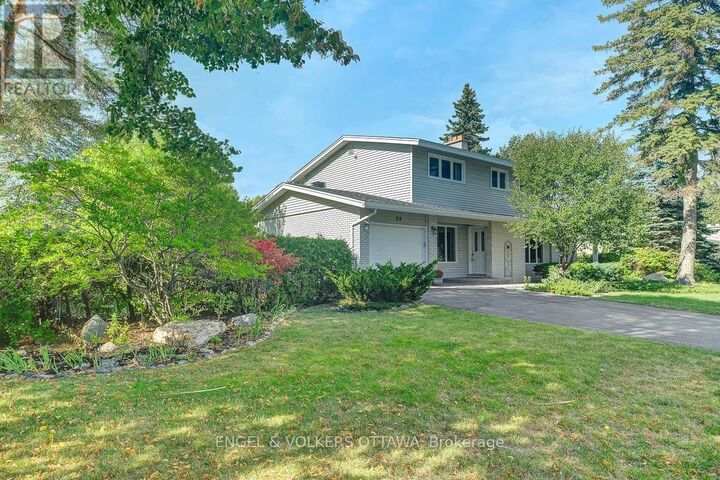 Property Photo: 29 Qualicum Street ON K2H 7H1