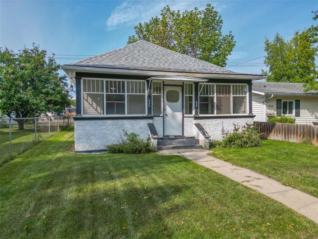 Property Photo:  926 9th Street  MB R7A 4C1 