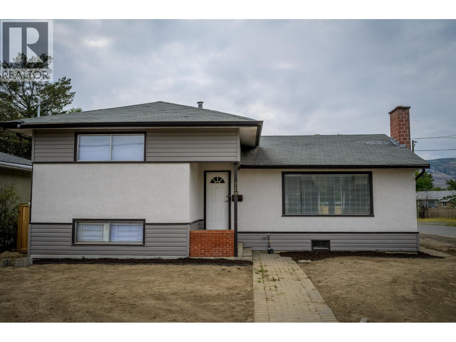 Property Photo:  729 Mackenzie Avenue  BC V2B 3W1 