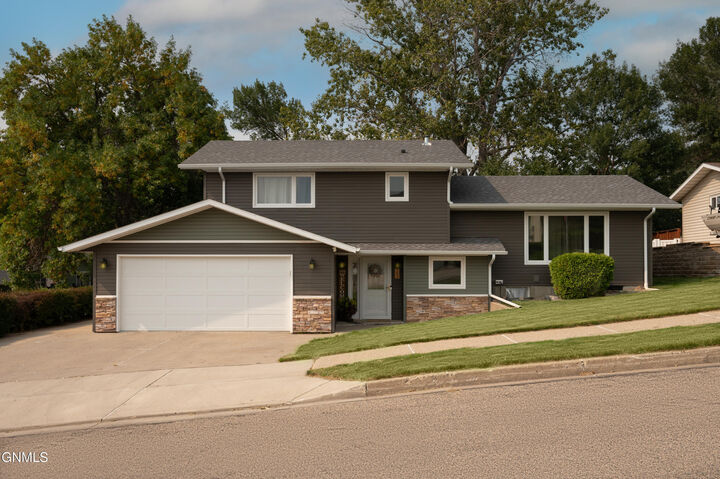 703 8th Avenue NE  Mandan ND 58554 photo