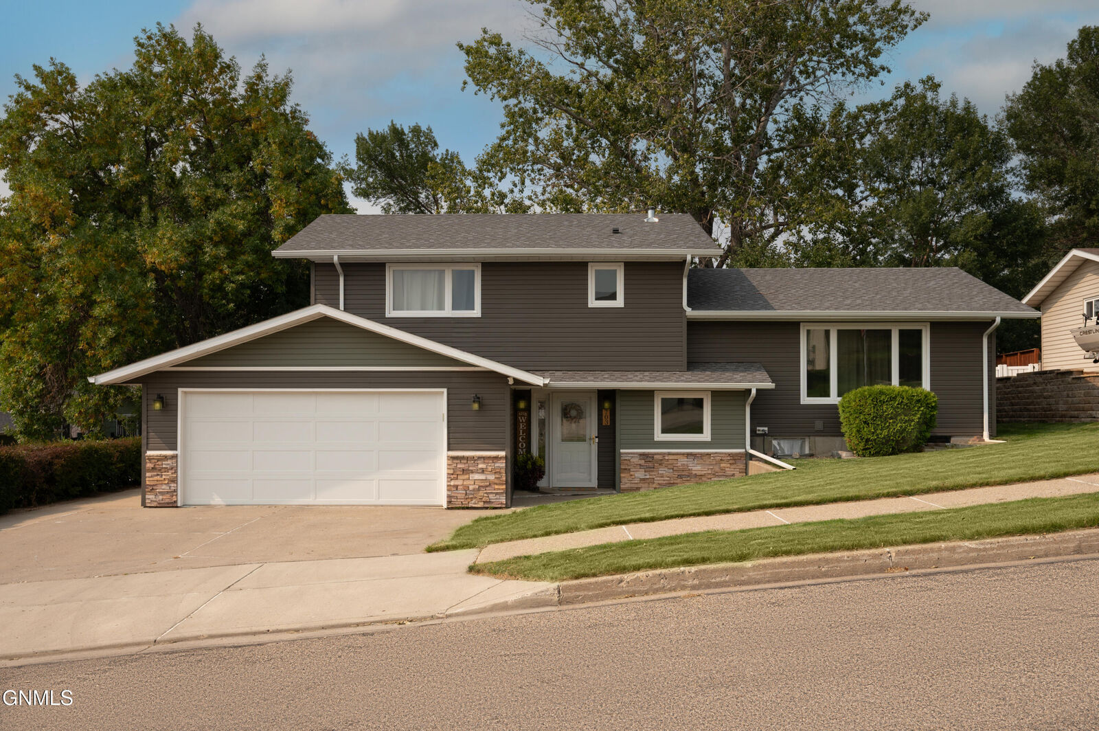 Property Photo: 703 8th Avenue NE ND 58554
