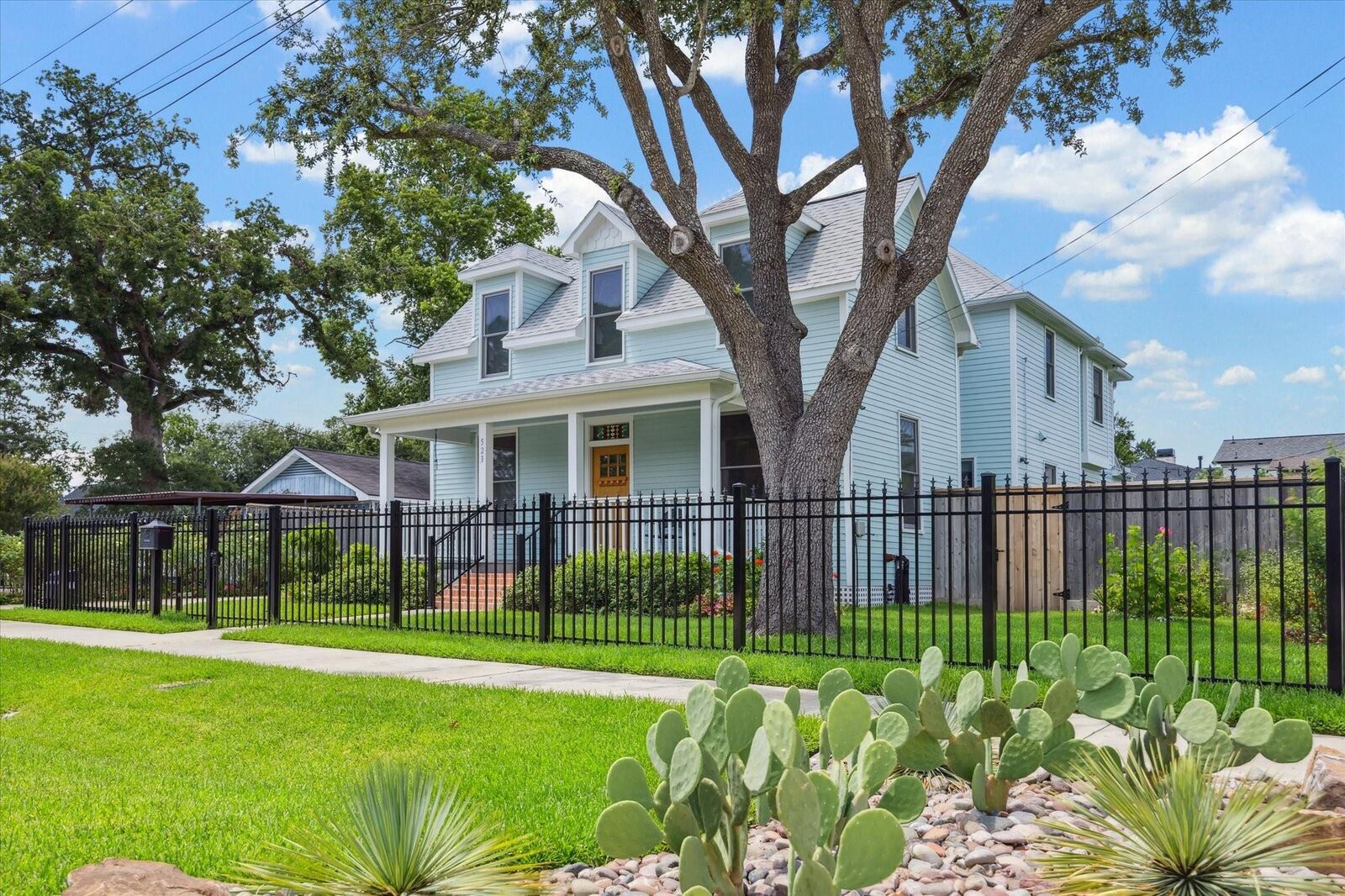 Property Photo: 523 W 15th Street TX 77008