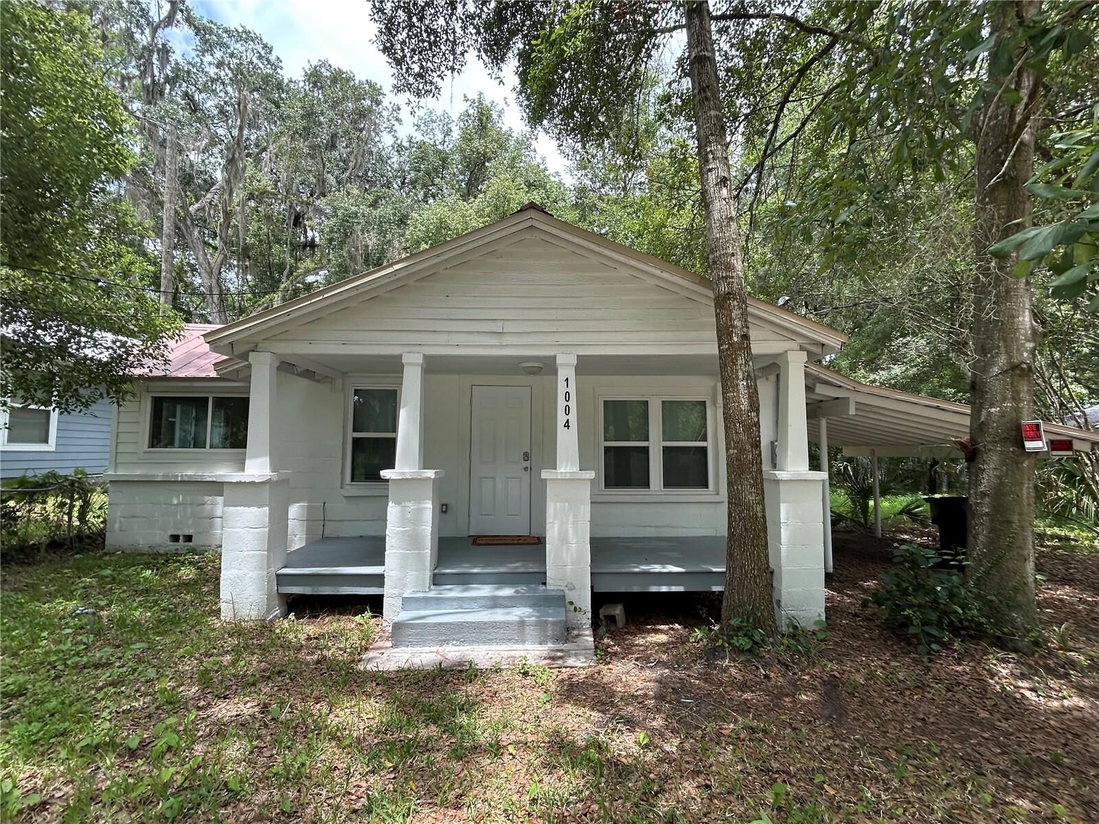 Property Photo: 1004 SE 7th Avenue FL 32601