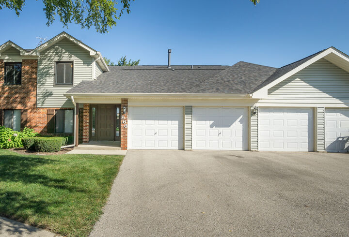 966 Cumberland Court B2  Roselle IL 60172 photo