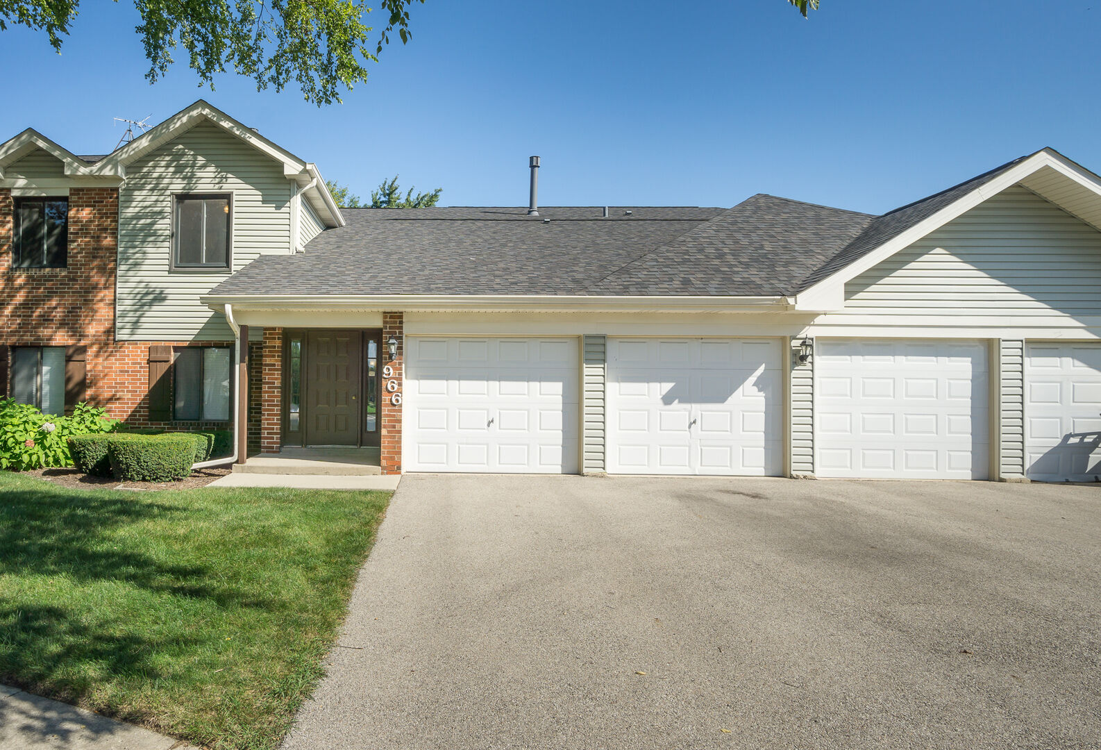 Property Photo: 966 Cumberland Court B2 IL 60172