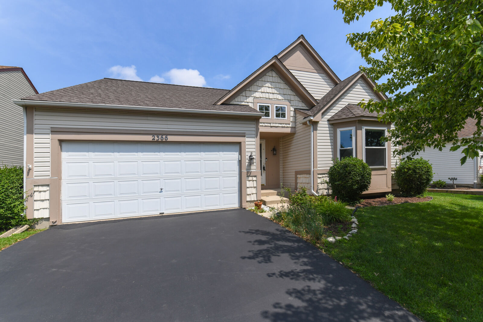 Property Photo:  2366 Nantucket Lane  IL 60123 