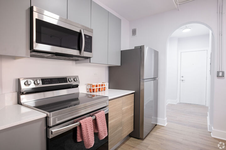 Property Photo:  1347 W Estes Avenue E1  IL 60626 