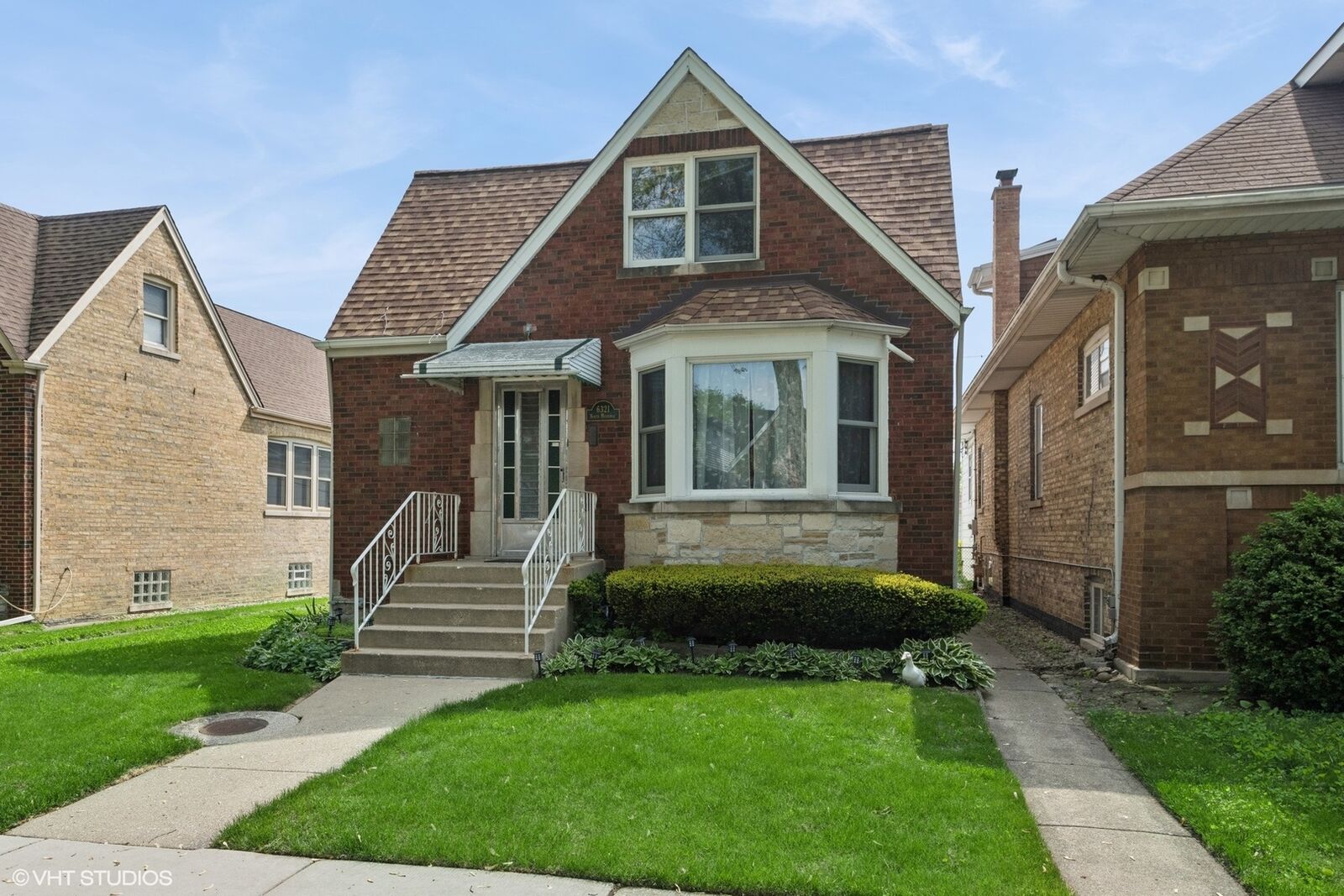 Property Photo:  6321 N Merrimac Avenue  IL 60646 