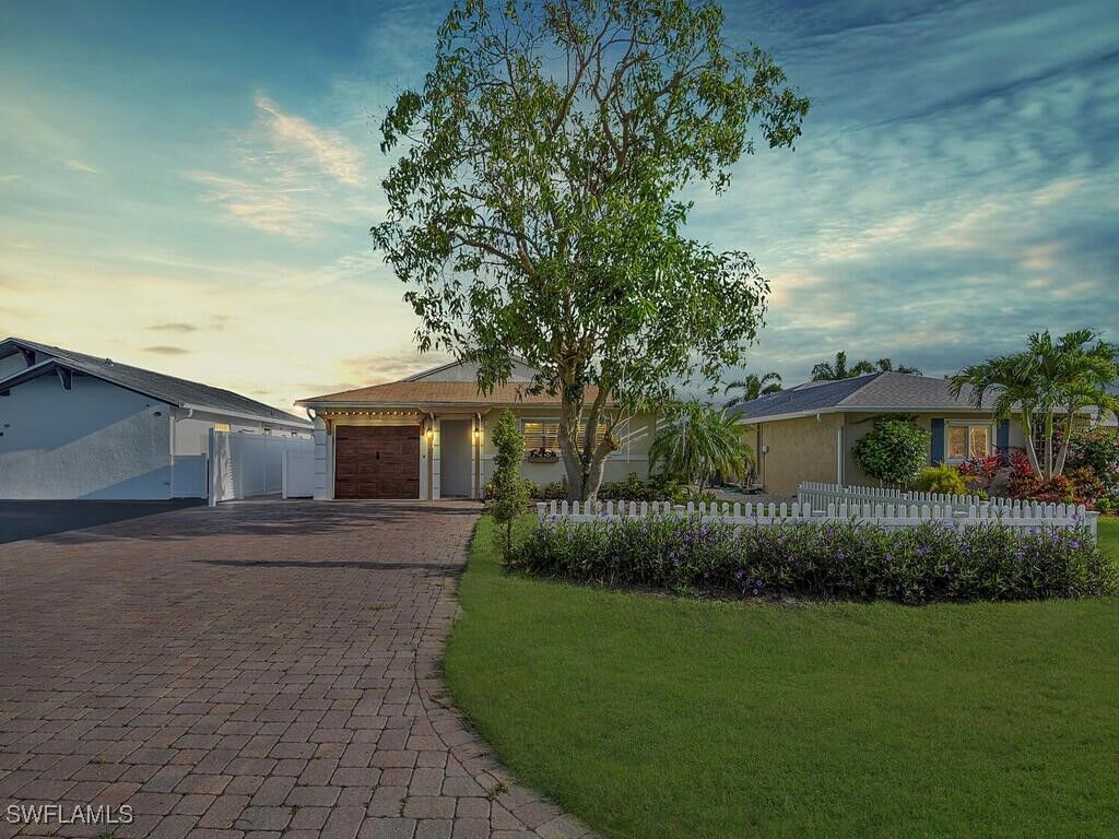 Property Photo: 637 103rd Avenue N FL 34108