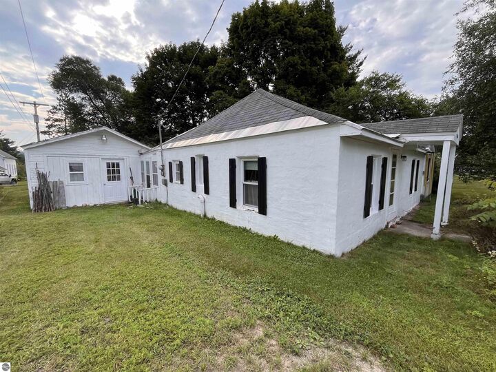 Property Photo:  2076 West Street  MI 49622 