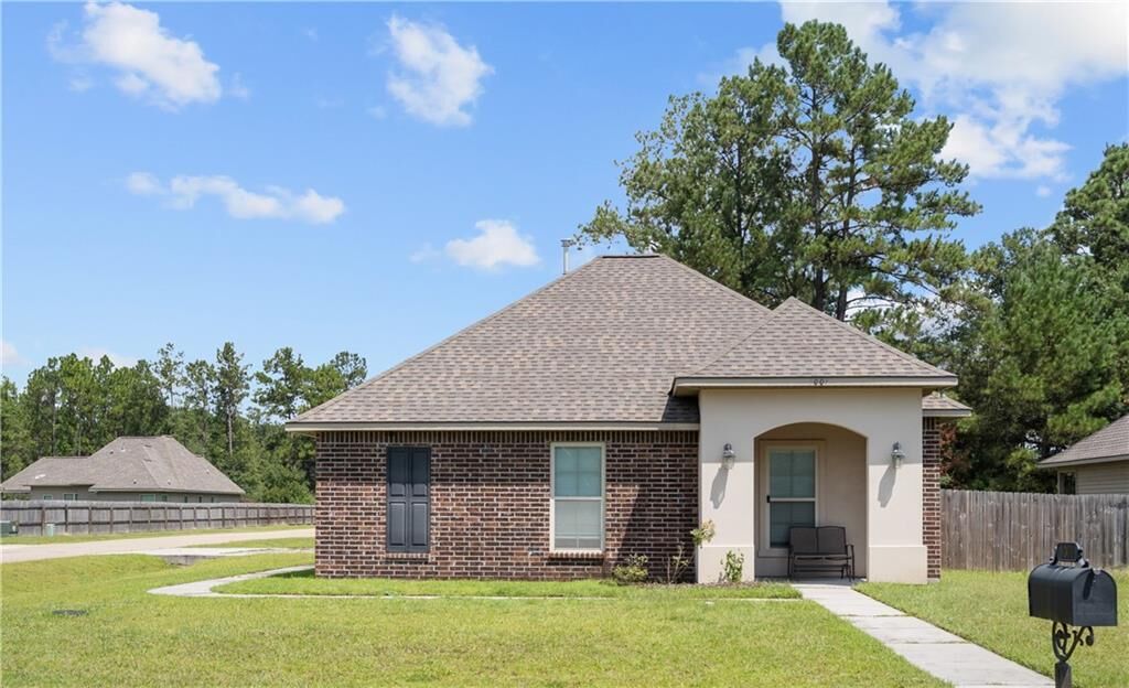 Property Photo:  1001 E Creek Court  LA 70435 