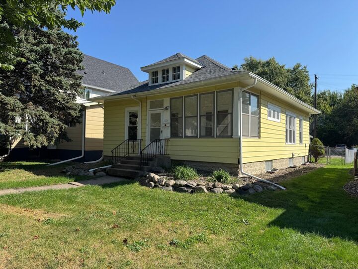 Property Photo:  1066 22nd Avenue SE  MN 55414 