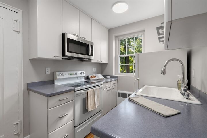 Property Photo:  23 Englewood Ave 4  MA 02445 