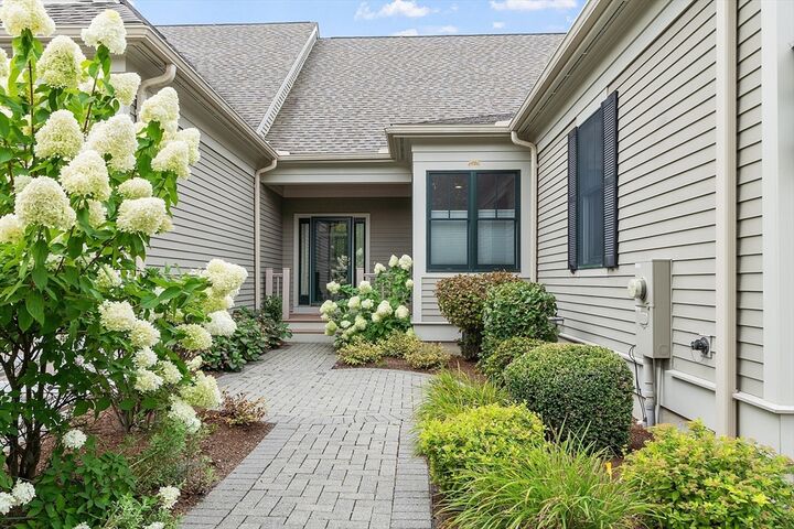 Property Photo: 5 Meadows Ln 105 MA 02478