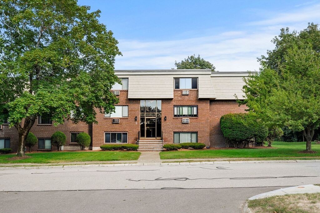 Property Photo: 5 Hallmark Gardens 7 MA 01803