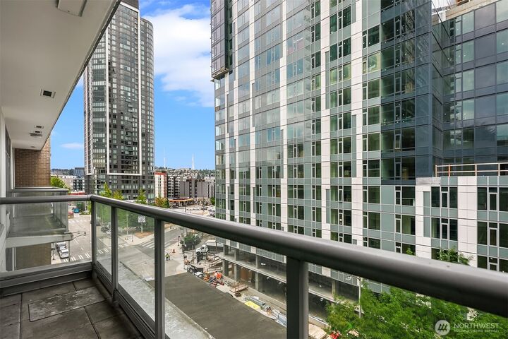 Property Photo:  583  Battery Street 602N  WA 98121 