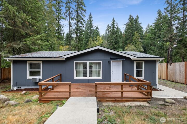 13906  166th Avenue SE  Rainier WA 98576 photo