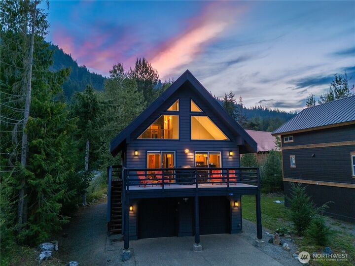 Property Photo:  891  Hyak Dr E  WA 98068 