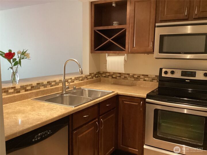 Property Photo: 8512 242nd Street SW 4 WA 98026