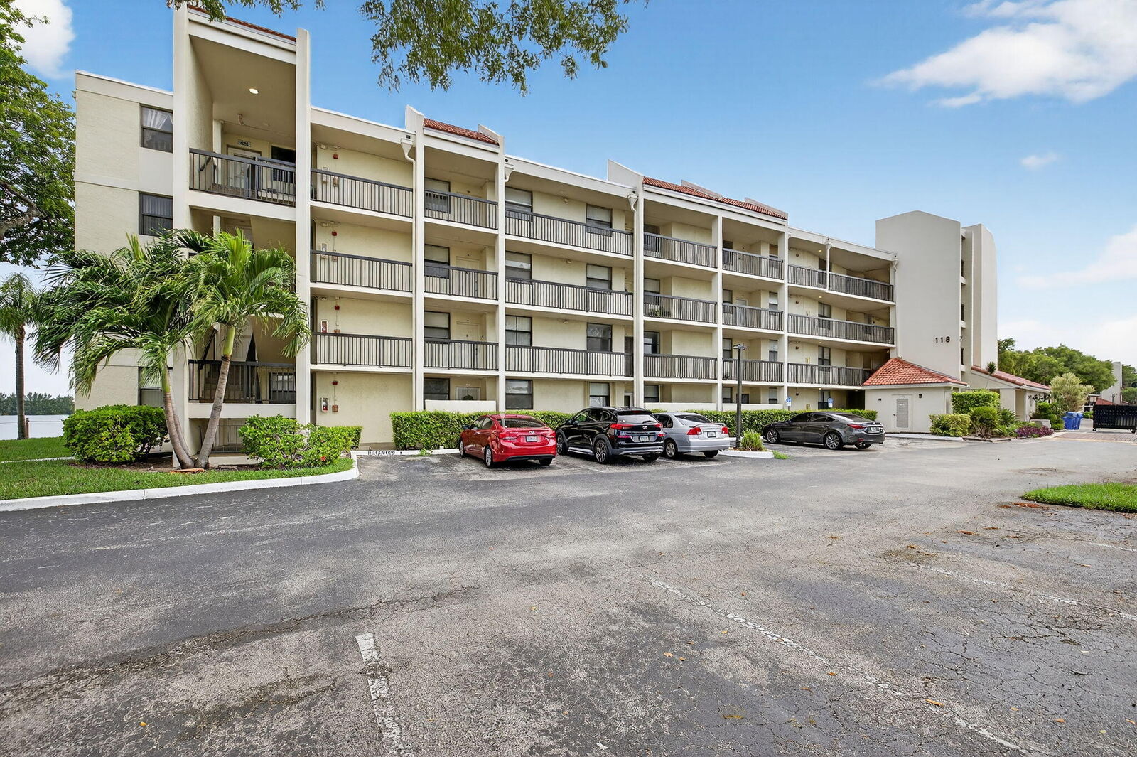 Property Photo:  118 Lake Emerald Drive 102  FL 33309 