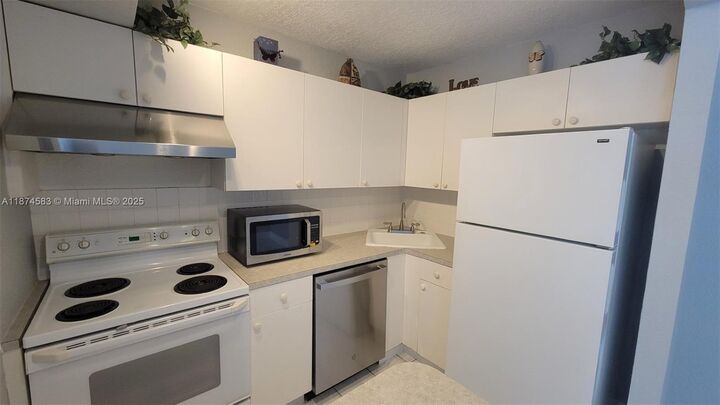 Property Photo:  1 Jacaranda Country Club Dr 104  FL 33324 