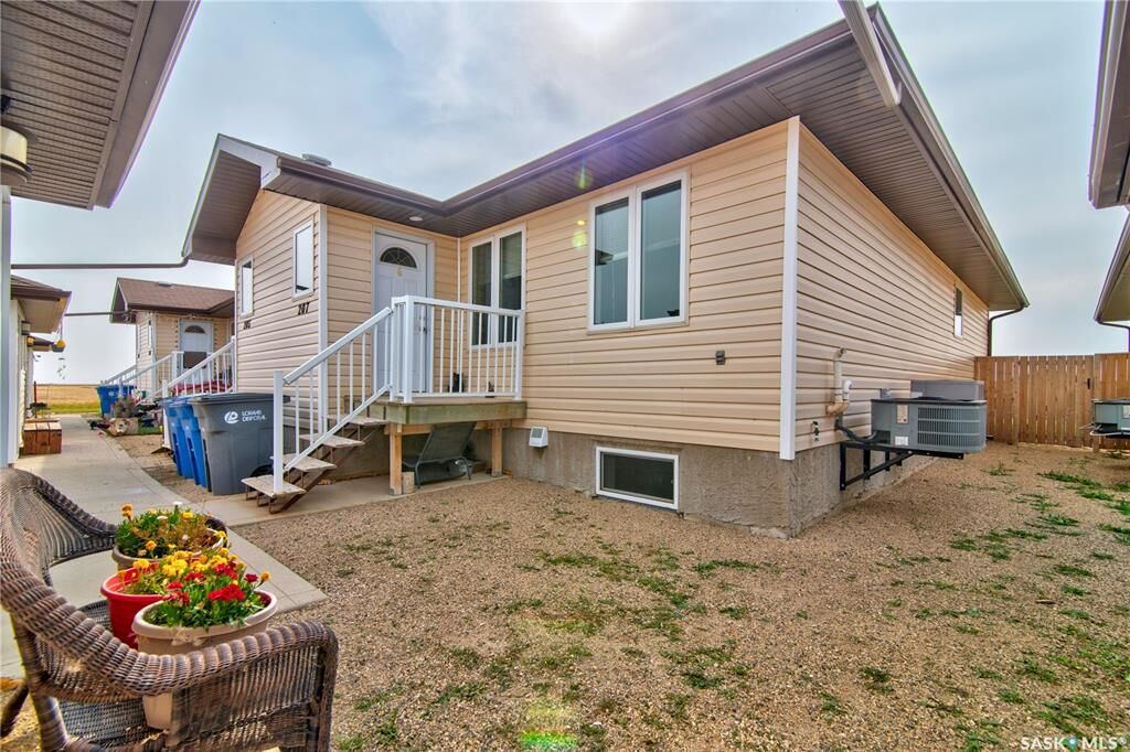Property Photo:  207 South Front Street  SK S0G 3W0 