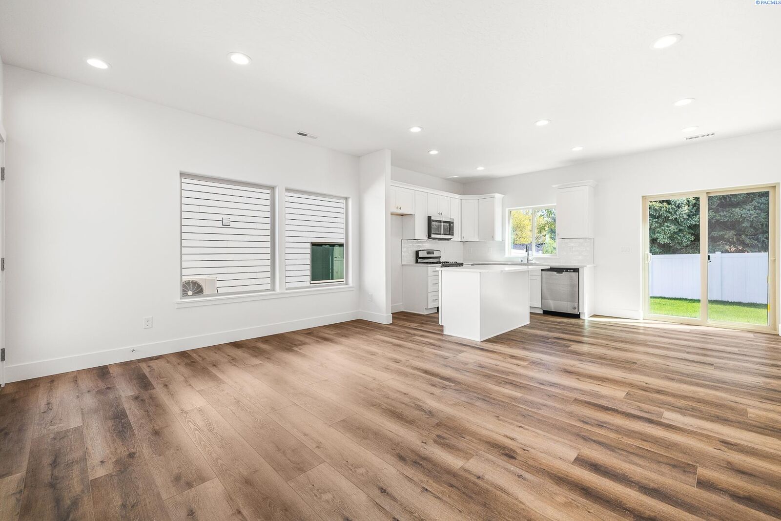 Property Photo: 1141 S Underwood Pl WA 99337