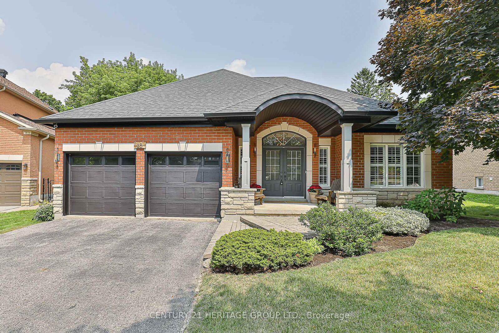 Property Photo: 35 Watts Meadow N/A ON L4G 7L7