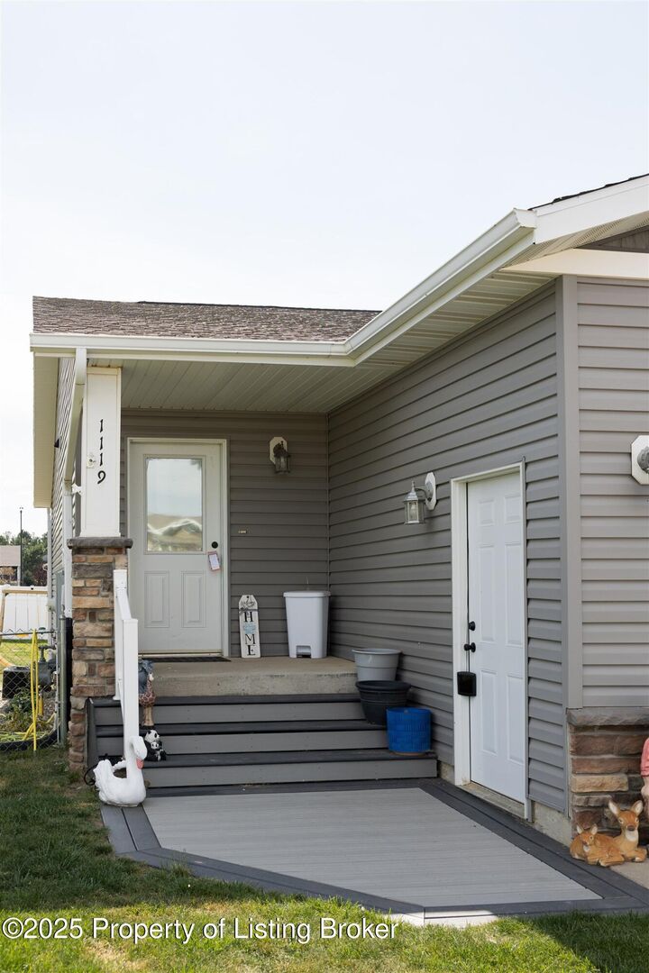 Property Photo:  1119 Jerry Lane Lane  ND 58601 