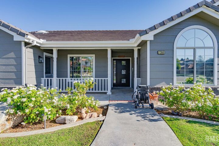 Property Photo: 7306 Clifftop Way CA 93306