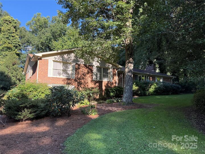 Property Photo:  130 Victoria Circle  NC 28659 