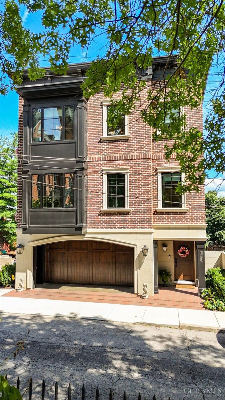 Property Photo:  1054 St Paul Place  OH 45202 