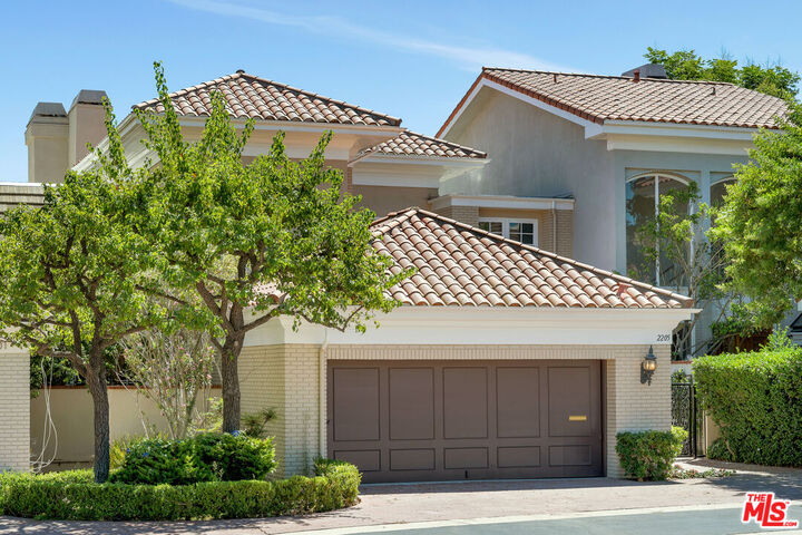 2205 Canyonback Rd  Los Angeles CA 90049 photo