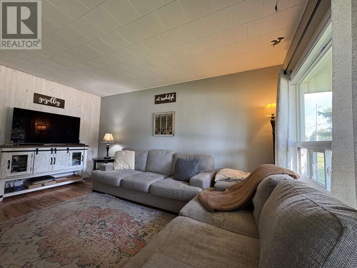 Property Photo:  338 Third St W  ON P9A 3A7 