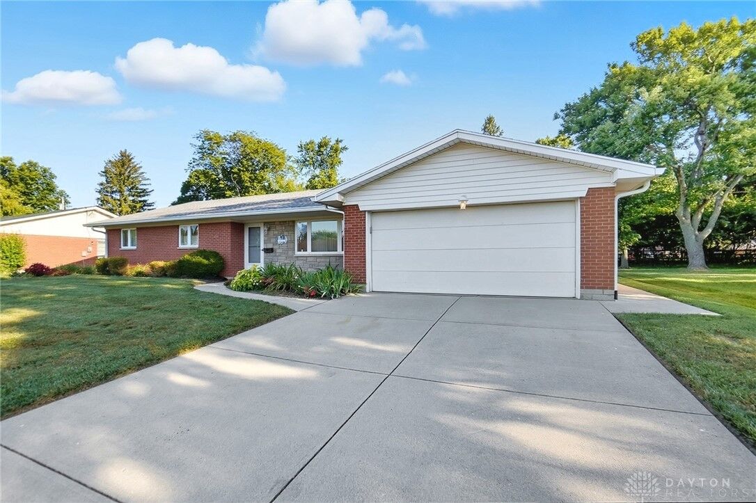 Property Photo: 1033 Georgian Drive OH 45429