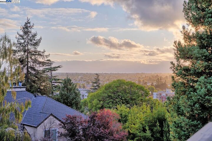Property Photo:  685 Dartmore Ln 365  CA 94544 