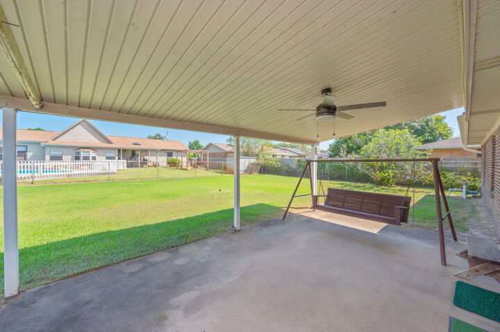 Property Photo: 422 Fleetwood Drive FL 32569